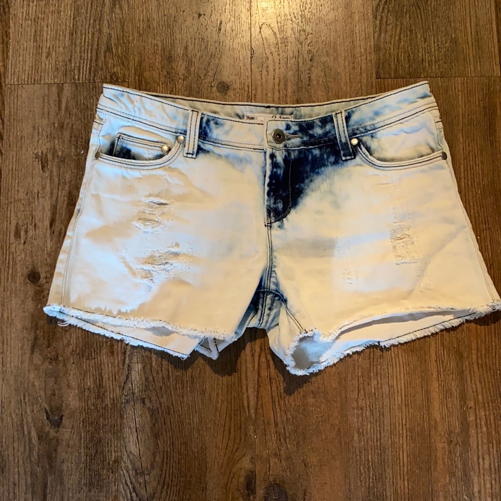 🍒 Distressed Jean Shorts…EUC!!!!